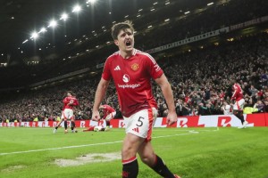 开云棋牌-降薪近一半！英媒：曼联考虑开两年周薪10万镑合同，马奎尔愿考虑